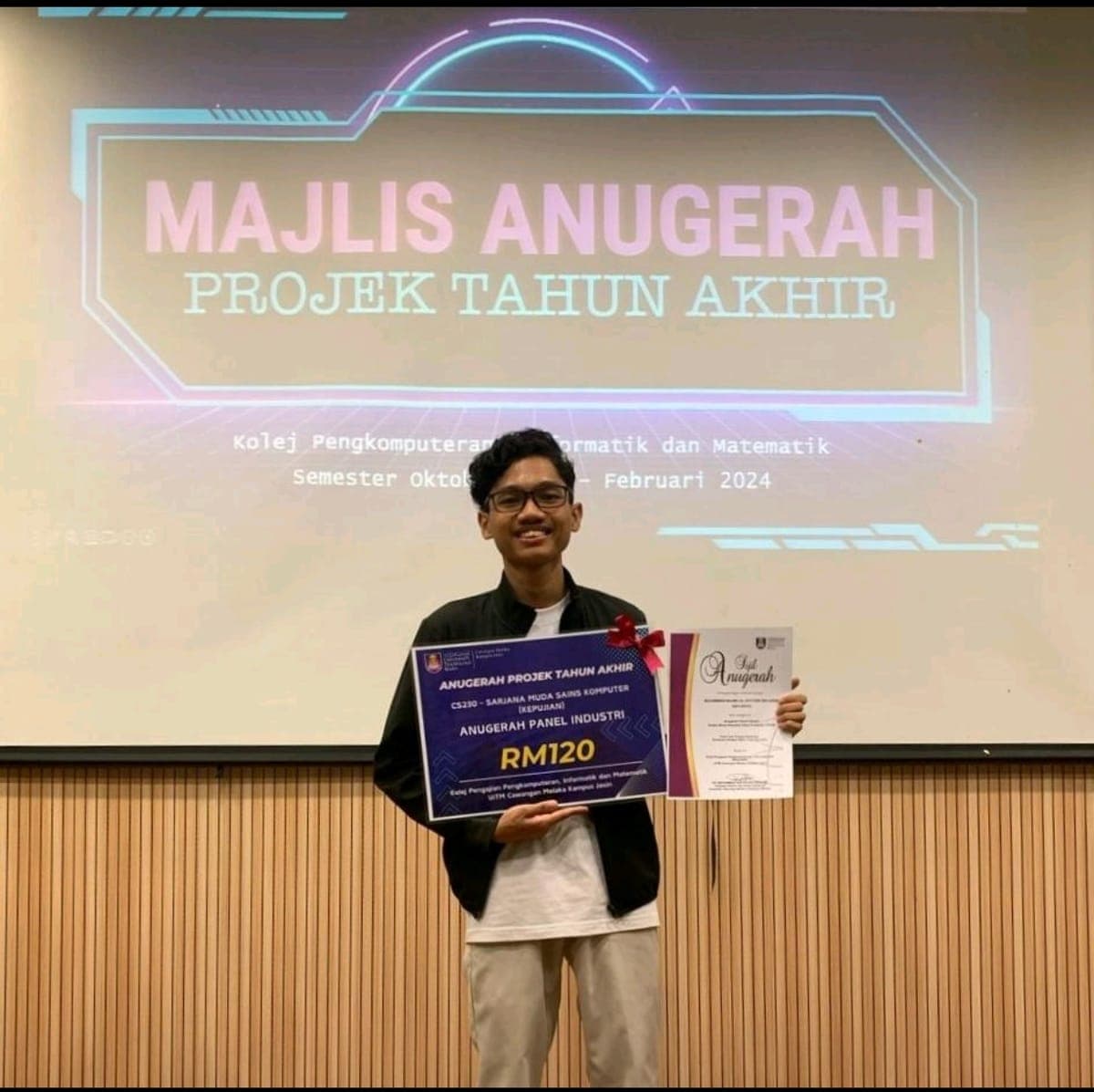 Receiving the Anugerah Panel Industri at the Majlis Anugerah Projek Tahun Akhir, 2024